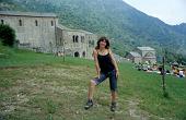 29 Maria e sullo sfondo il complesso monastico